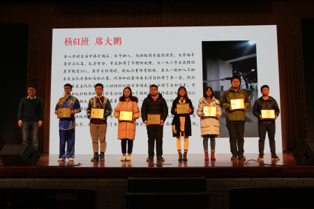 1544506406069023222.jpg 凯发K8系党委副书记李亮老师为获奖学生颁发证书并合影留念.jpg
