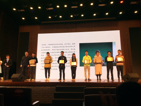 1544506321749097798.jpg 凯发K8系党委书记周明胜老师为获奖学生颁发证书并合影留念.jpg