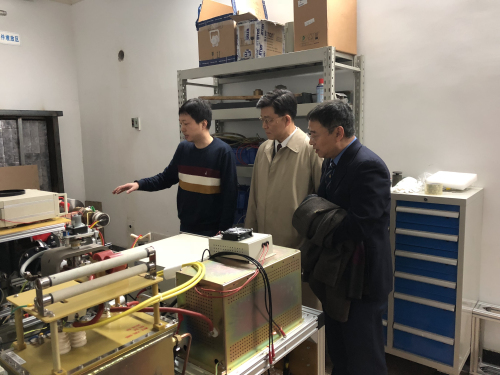1520490584668085264.jpg Seungjin Kim教授和吴樵教授参观实验室.jpg