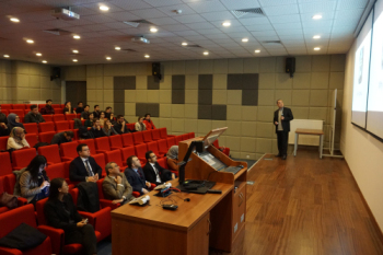 1516071848877027944.jpg 王侃教授在哈斯特帕大学核工系宣讲.jpg