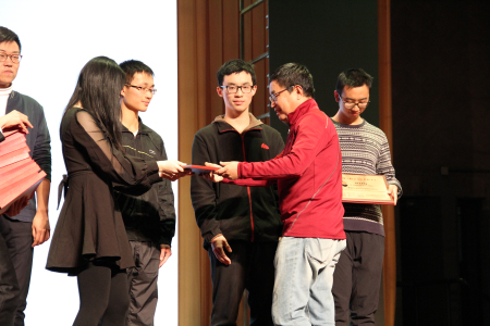 1544506449684018988.jpg 凯发K8系副系主任王忠老师为获奖学生颁发证书并合影留念.jpg